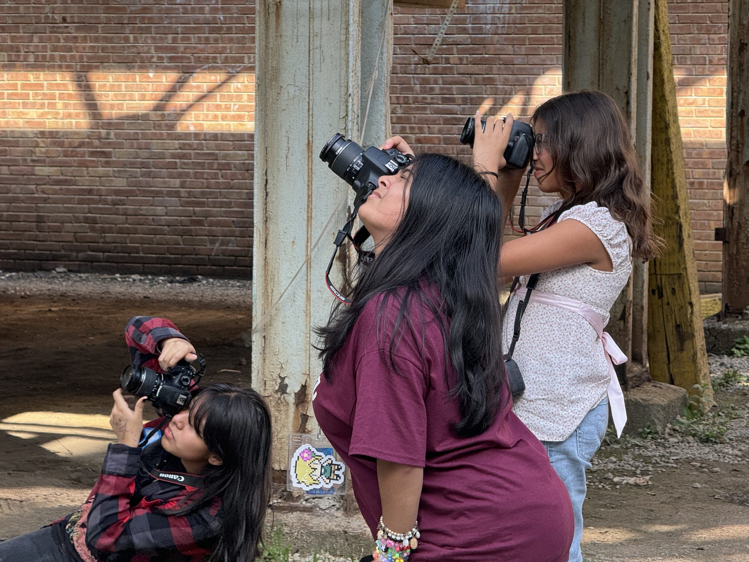 A group of Marwen Young Artists taking photos out on the streets of Chicago 
